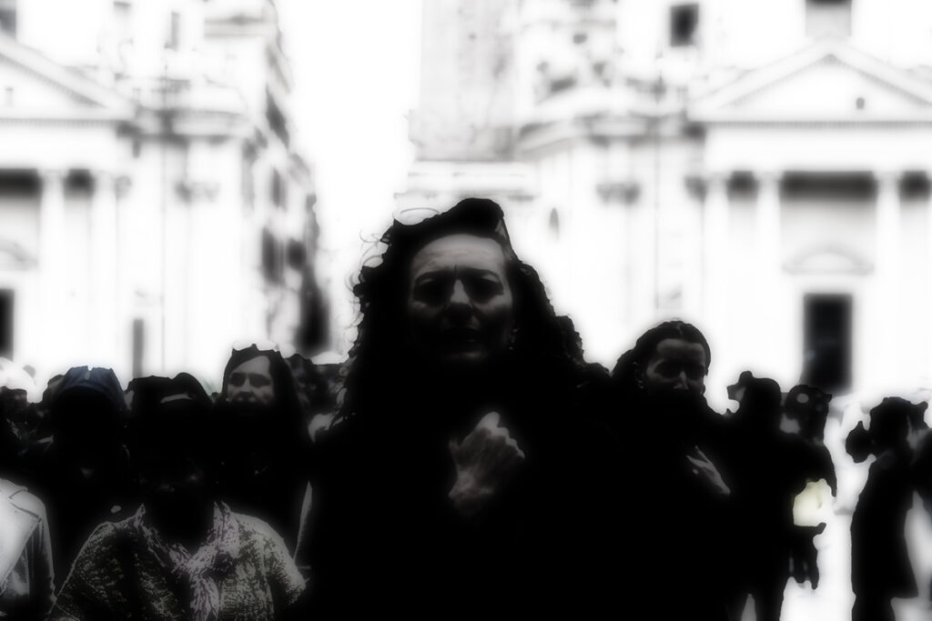 Shadow photography racconto urbano: folla urbana in silhouette, ombre che narrano storie invisibili