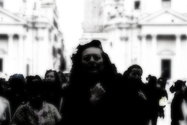 Shadow photography racconto urbano: folla urbana in silhouette, ombre che narrano storie invisibili