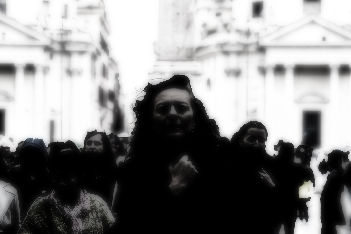 Shadow photography racconto urbano: folla urbana in silhouette, ombre che narrano storie invisibili